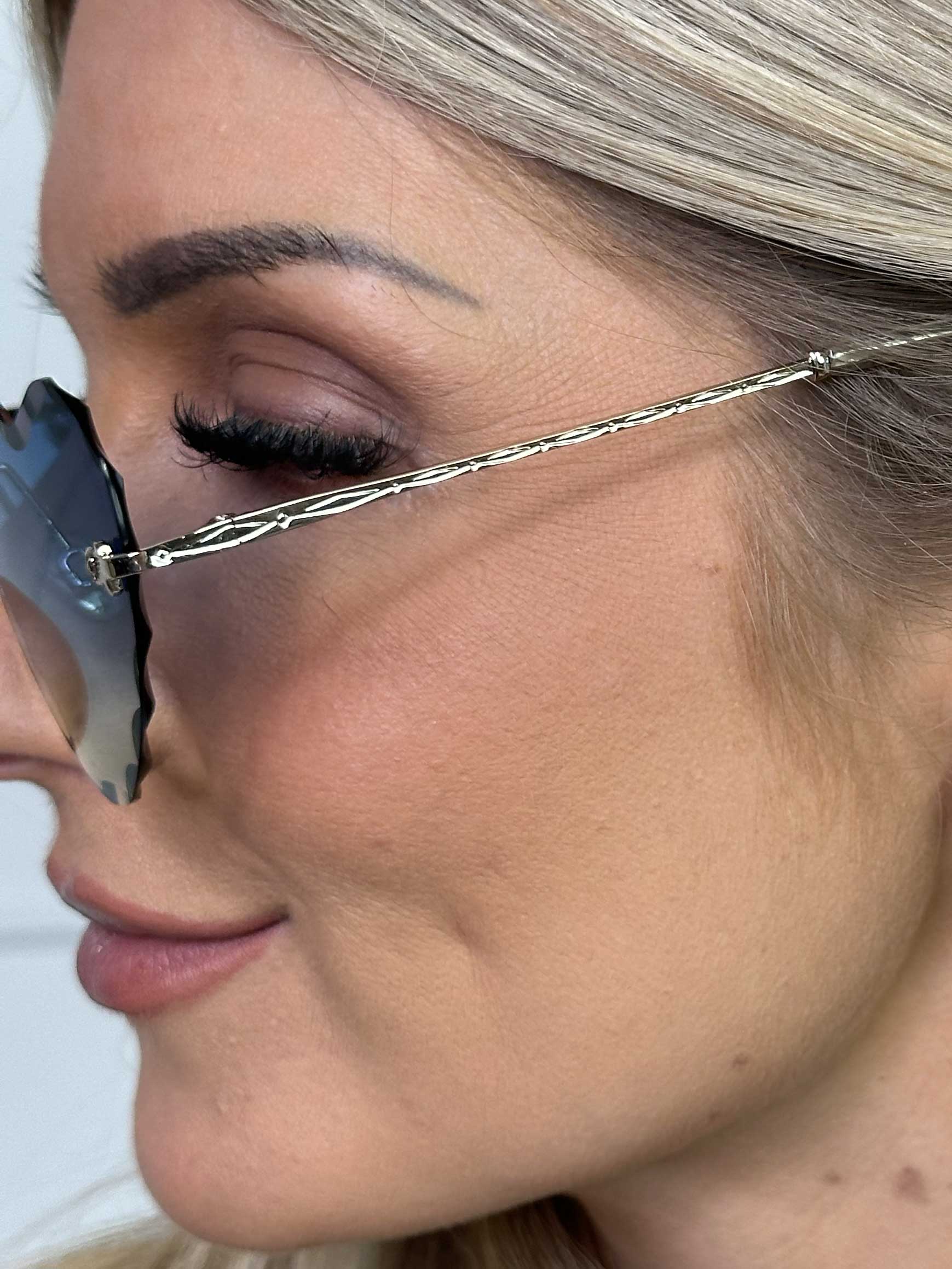 Emmas - Solbriller med hjerteformet farvet glas